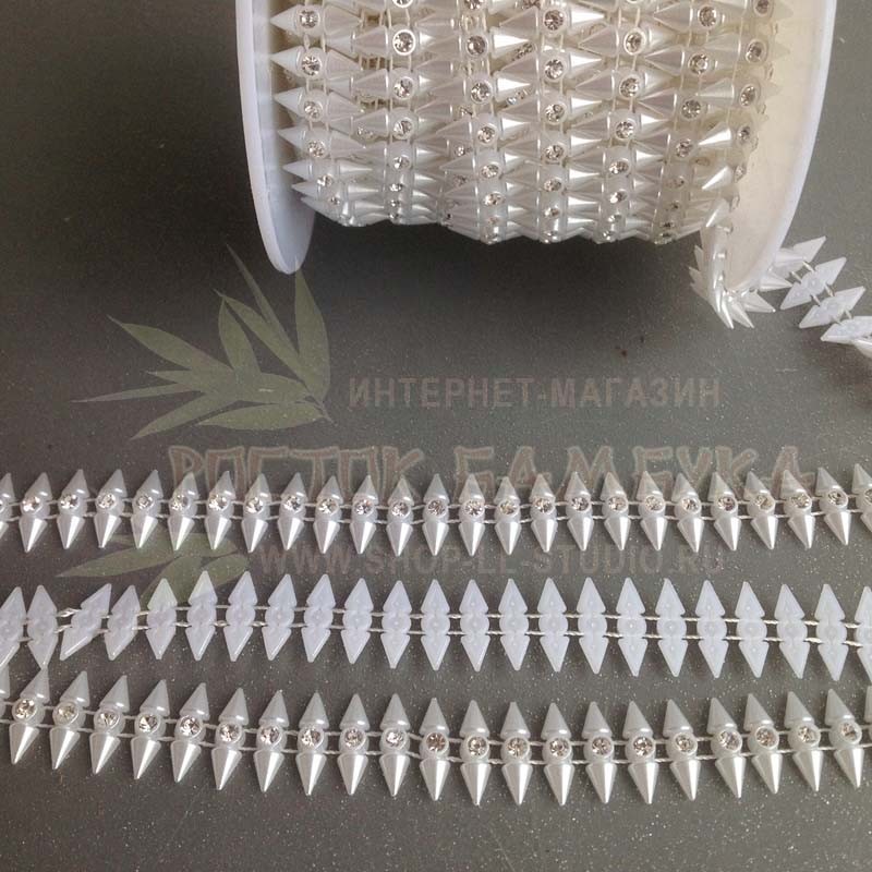 Тесьма декоративная пластиковая (лента из полубусин) со стразами Веретено 16 мм цвет белый №6791.1